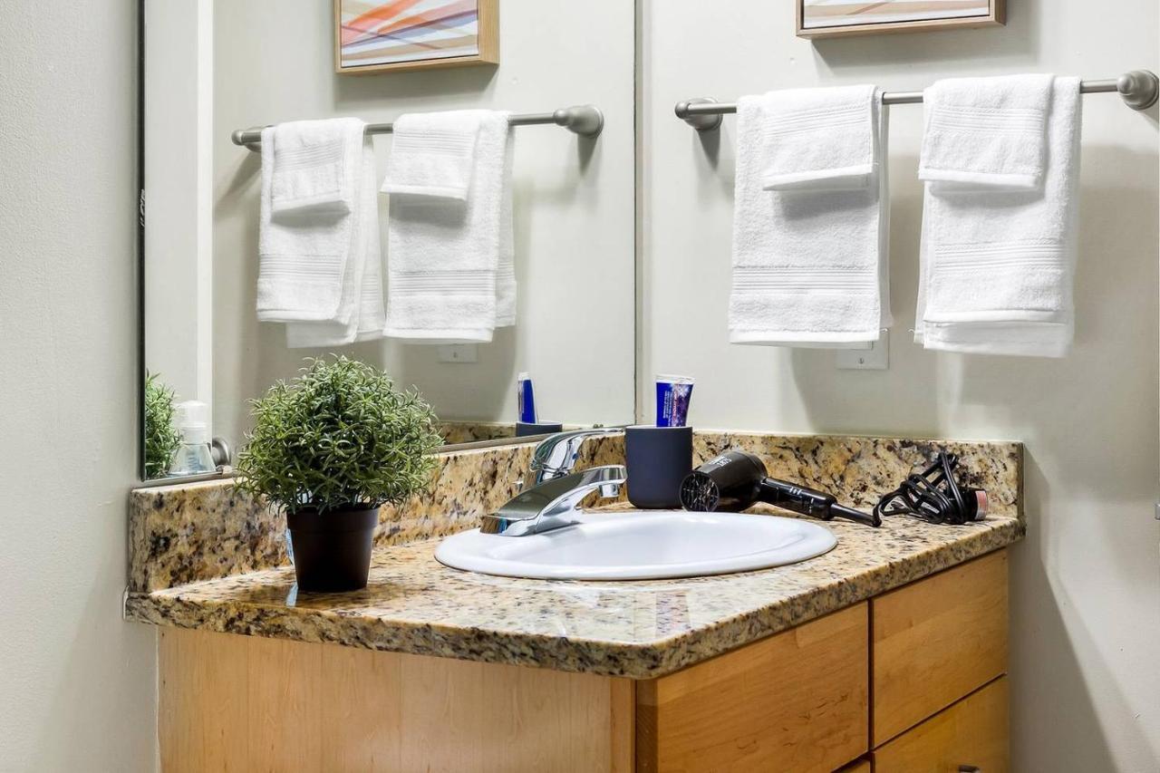 Apartmán Trifecta 2Br Free Parking Modern Superhost Durham Exteriér fotografie